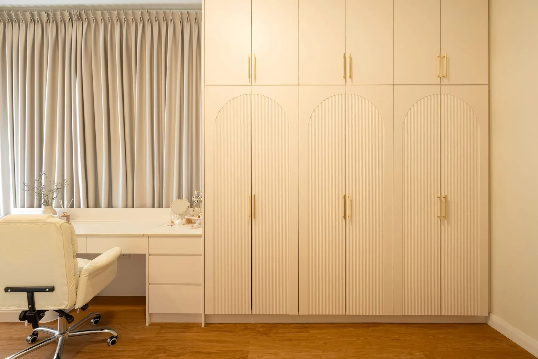 Bedroom with cream wardrobes and a built-in study and dressing desk — Cabinet Studio